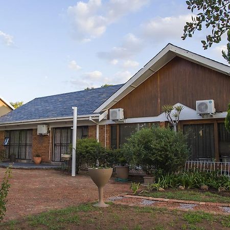 Kings Halt Hotel Bloemfontein Buitenkant foto